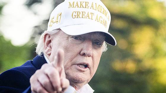 도널드 트럼프 대통령이 27일(현지시간) 전용헬기를 타고 백악관에 도착하고 있다. AP=연합뉴스