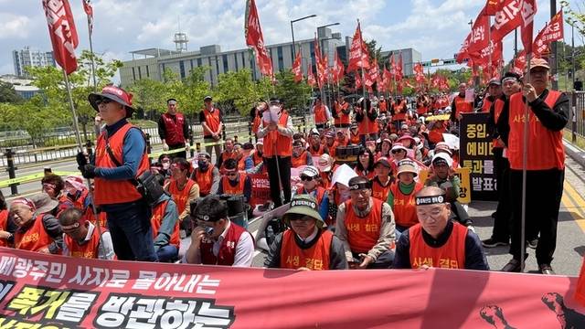 ▲ ‘대체산업 쟁취, 대한석탄공사 폐광반대 공동투쟁위원회’와 지역주민 등 500여명은 28일 세종 종합정부청사 등지에서 생존권 대책없는 정부의 일방적 도계광업소 폐광에 반대하는 집회를 가졌다.