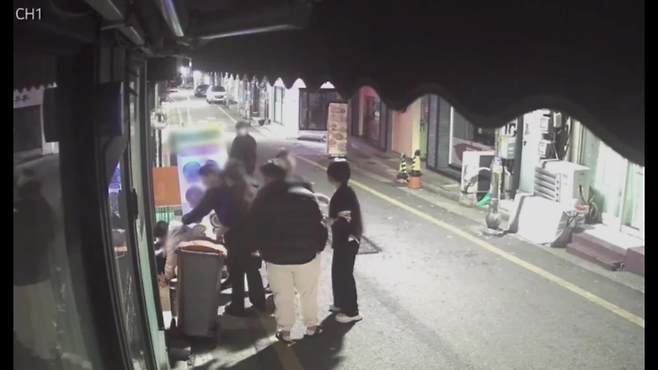 폭력 조직원들의 시민 폭행 모습.