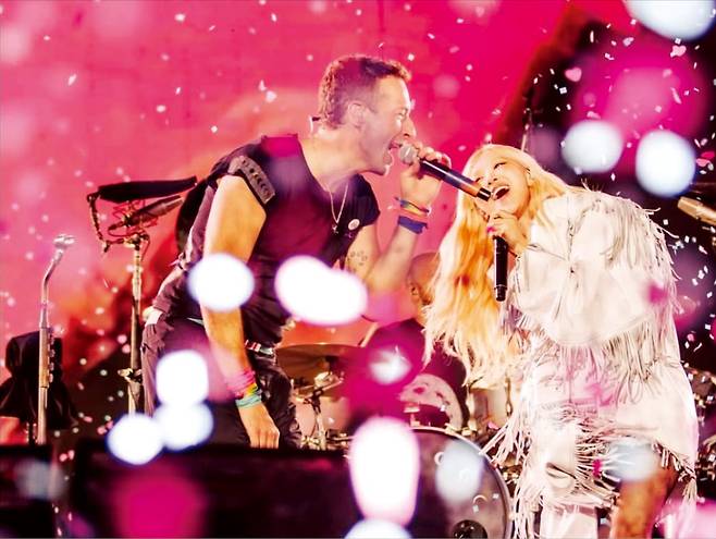 지난 25일 막을 내린 콜드플레이 내한 공연에서 리더 크리스 마틴(왼쪽)과 블랙핑크 멤버 로제가 ‘아파트’를 열창하고 있다.  콜드플레이 공식 인스타그램