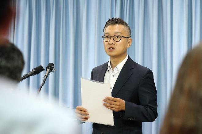 김남준 전 당대표 정무부실장이 2018년 7월 경기도청 브리핑룸에서 이재명 당시 경기도지사의 기자회견문을 발표하고 있다. 경기도 제공