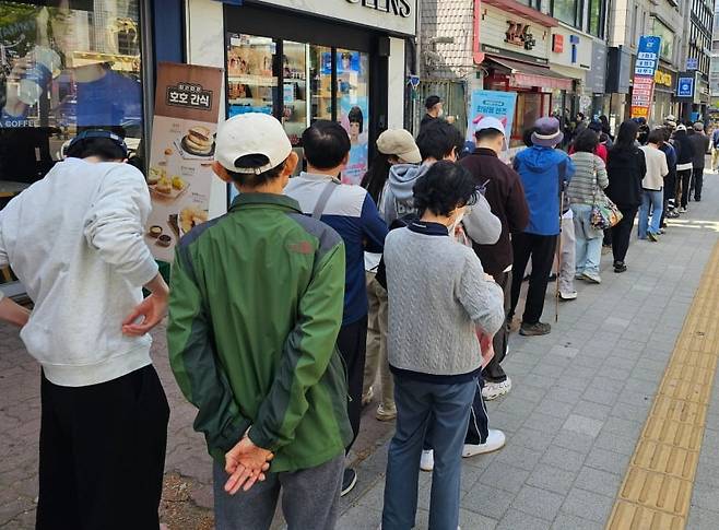 26일 서울 시내 한 SK텔레콤 대리점 앞에서 유심을 교체하려는 이용자들이 줄을 서서 순서를 기다리고 있다. 사진=연합뉴스