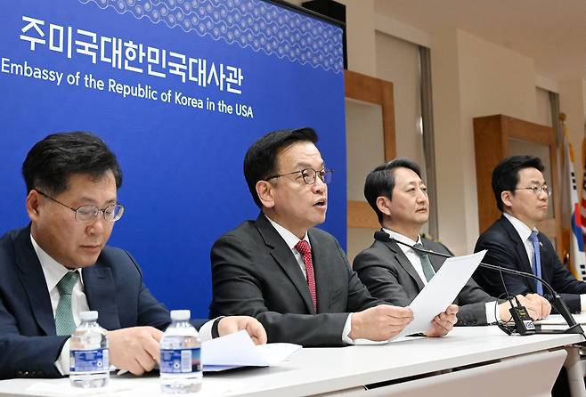 최상목 부총리 겸 기획재정부 장관(왼쪽 두번째)이 지난 24일(현지시간) 미국 워싱턴DC 주미대사관에서 열린 ‘한미 2+2 통상협의’ 결과 브리핑에서 발언하고 있다. 최 부총리 오른쪽은 안덕근 산업통상자원부 장관. 기획재정부 제공