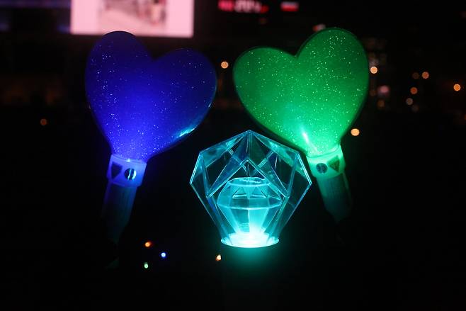 신지현씨(28)가 지난 3월14일 광장에서 만난 할머니들이 들고 있던 응원봉. 신씨는 “할머니 세 분이 응원봉을 중고거래 사이트에서 구매해서 들고 왔다”고 말했다. 신지현씨 제공