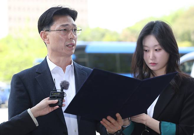 임성근 전 해병대 1사단장이 해병대 채모 상병 순직사건 외압 의혹의 수사 포렌식 참관을 위해 지난 23일 경기도 과천 고위공직자범죄수사처(공수처)로 들어서며 입장문을 읽고 있다. 연합뉴스.