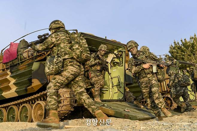 28일 포항 독석리 해안에서 진행된 해군·해병대 합동상륙훈련에서 상륙돌격장갑차(KAAV)에 탑승했던 상륙군이 목표지점을 향해 돌격하고 있다. 해군·해병대 제공