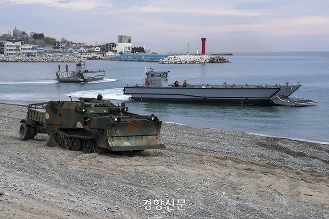 28일 포항 독석리 해안에서 진행된 해군·해병대 합동상륙훈련에서 전투장갑도저와 미크릭이 장애물 제거를 위해 기동하고 있다. 해군·해병대 제공