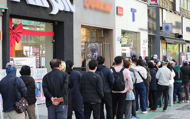 SK텔레콤이 유심 무료교체 서비스를 시작한 28일 경기 수원시 한 SK텔레콤 직영점에서 시민들이 유심 교체를 위해 줄을 서 차례를 기다리고 있다. 연합뉴스