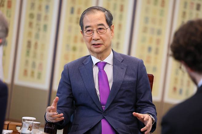 영국 언론과 인터뷰 한덕수 대통령 권한대행 겸 국무총리가 지난 22일 정부서울청사에서 영국 이코노미스트와 인터뷰하고 있다. 국무총리실 제공