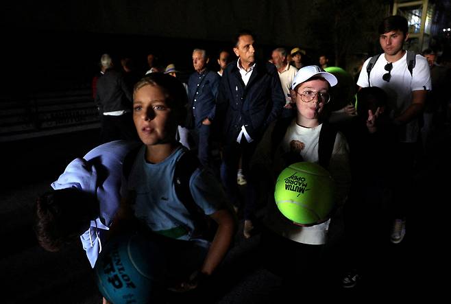 28일(현지시간) 스페인 전역을 강타한 대규모 정전으로 경기가 중단된 마드리드 오픈 경기장을 테니스 팬들이 떠나고 있다. 로이터연합뉴스