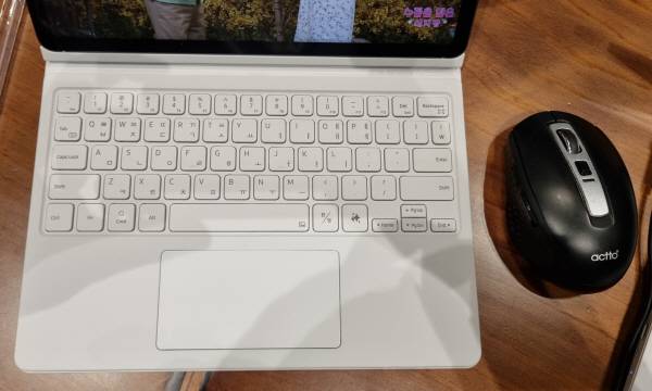 갤럭시 탭 S10 FE의 정북 북 커버 키보드를 장착한 모습. 블루투스로 마우스도 연결했다. 정옥재 기자