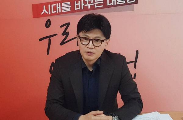 국민의힘 경선 주자인 한동훈 전 대표가 지난 27일 캠프 사무실에서 경선 승리 전략 등을 이야기하고 있다. 1973년 서울 출생인 한 전 대표는 검사 출신으로, 윤석열 정부의 법무부 장관을 지냈다. 한동훈 캠프 제공