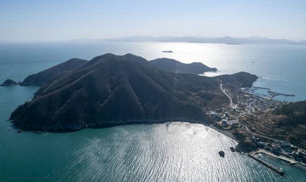 가덕도신공항 공사의 수의계약 대상자인 현대건설 컨소시엄이 ‘2년의 공기가 더 필요하다’는 내용의 기본설계안을 제출해 파장이 인다. 공항 예정부지 모습. 국제신문 DB