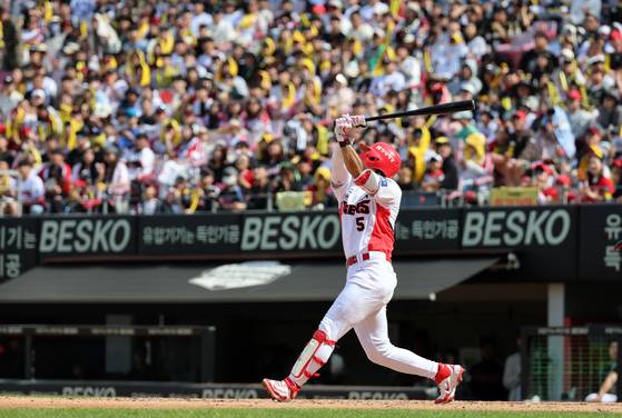 Kia Tigers infielder Kim Do-yeong bats in the bottom of the fifth inning during a KBO game against the LG Twins at the Gwangju-Kia Champions Field in Gwangju on April 27. [YONHAP]