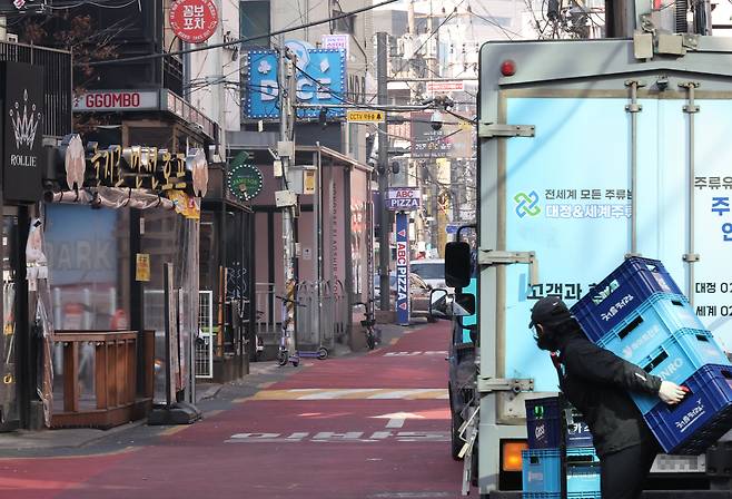 A street of small-business restaurants in Hongdae of Mapo District is seen on March 11, as Korea reported decreasing industry sentiment indexes among small-business restaurants in the first quarter of the year. [YONHAP]