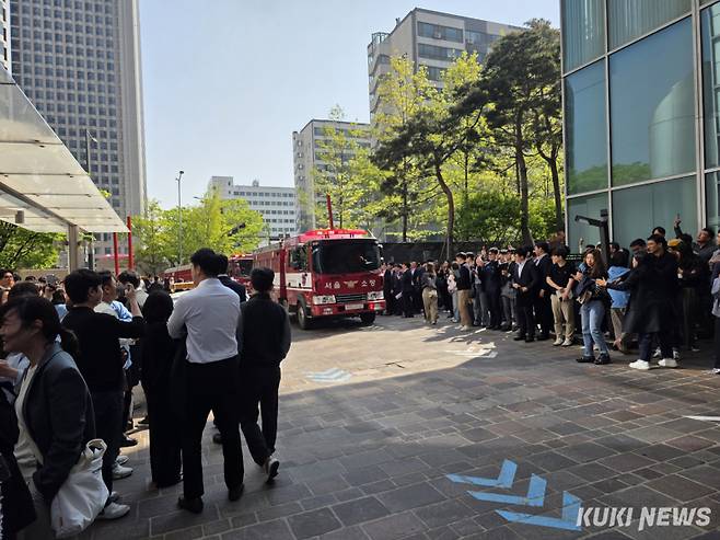 서울 여의도 파크원 건물서 오전 9시 40분쯤 화재가 발생해 내부 직원들이 대피했다.