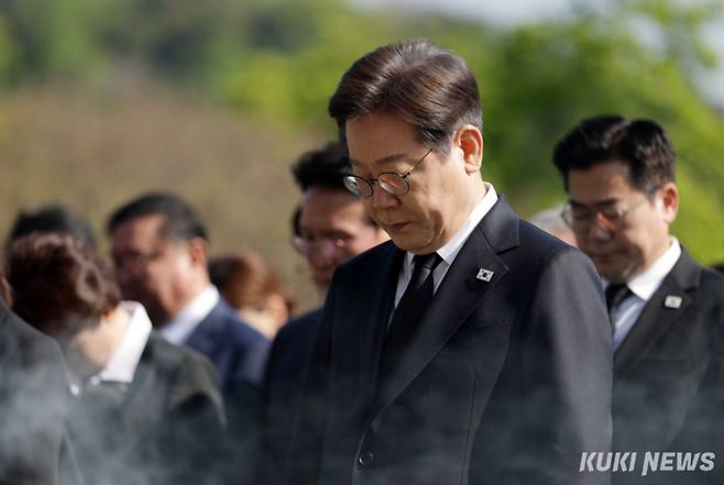 이재명 더불어민주당&nbsp;대선 후보가 28일 오전 서울 동작구 국립서울현충원 현충탑에서 묵념하고 있다.