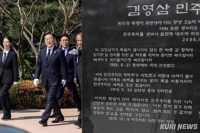 이재명 더불어민주당 제21대 대통령 선거 후보가 28일 오전 서울 동작구 국립서울현충원 김영삼 전 대통령 묘역을 향해 이동하고 있다.