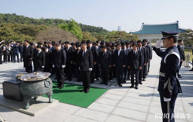 더불어민주당 이재명 대선 후보가 28일 오전 서울 동작구 국립서울현충원 현충탑에서 당 지도부와 함께 참배를 마친 뒤 묵념하고 있다.