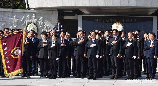 이재명 더불어민주당 대통령선거 후보가 28일 오전 서울 동작구 국립서울현충원에서 현충탑 참배를 마친 국기에 경례하고 있다.