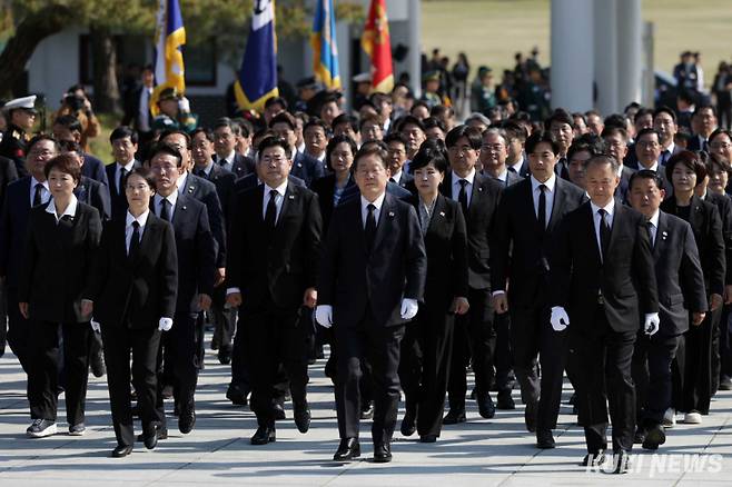 더불어민주당 이재명 대선 후보가 28일 오전 서울 동작구 국립서울현충원에서 당 지도부와 함께 참배하기 위해 현충탑으로 이동하고 있다. (사진공동취재단)