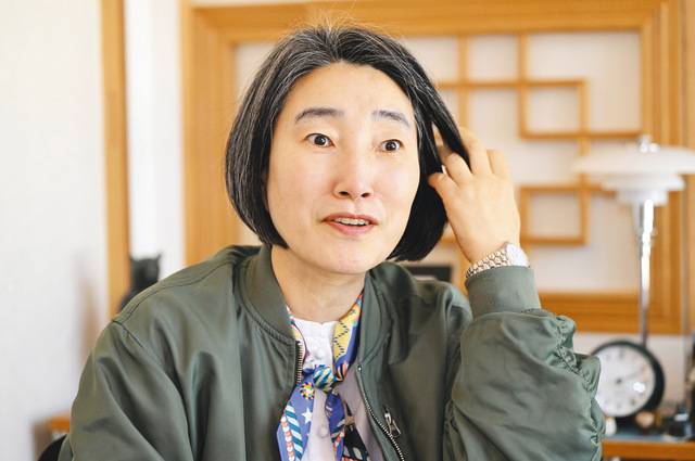 서울 종로구 혜화로11가길 17의 오래된 한옥에서 1인 출판사 혜화1117을 꾸려가는 이현화 대표. 그는 매번 책을 만들 때마다 “혜화1117의 책을 통해 독자들은 유익하며 저자들은 행복하고, 노동자이자 대표인 나는 그것을 위해 복무한다”는 다짐을 한다. 최현규 기자