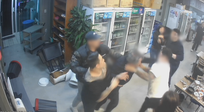 식당에서 벌어진 난투극. 인천지검 제공