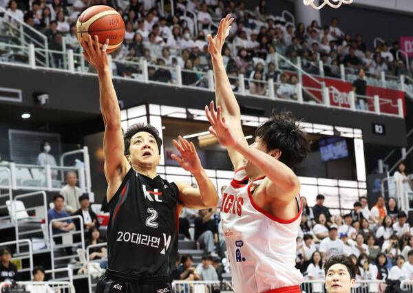 ‘2024-2025 KCC 프로농구’ 4강 플레이오프서 1,2차전 패배 후 3차전 승리로 기사회생한 수원 KT 소닉붐이 4차전서 대역전의 교두보를 마련하겠다는 각오다. 사진은 3차전에서 KT 허훈이 레이업 슛을 하고 있다. 연합뉴스