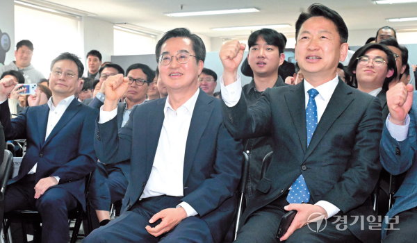 김동연 경기도지사가 28일 오후 서울 여의도 선거캠프에서 관계자들과 ‘유쾌한 캠프 해단식’을 하며 더불어민주당 대선 후보 경선을 마무리 하고 있다. 조주현기자