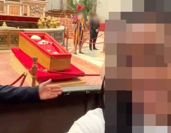 프란치스코 교황의 관 앞에서 셀카를 찍는 한 조문객. pacozeacom 트위터