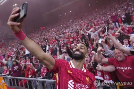 팬들과 셀카를 찍는 무함마드 살라흐