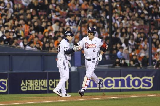 홈런을 치고 들어오는 두산 양의지. 사진[연합뉴스]