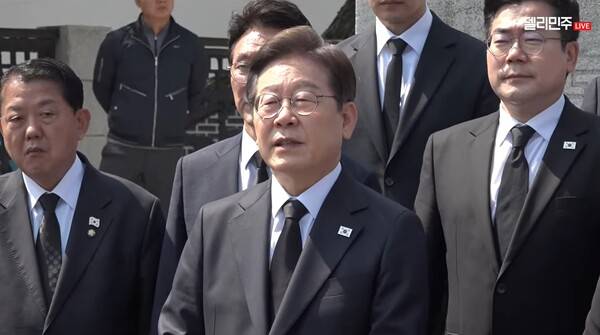 ▲이재명 더불어민주당 대선후보가 28일 국립현충원을 찾아 이승만 박정희 전 대통령을 참배하자 이들도 계엄으로 국가긴급권을 남용했지 않느냐는 질문에 묻어두자는 것이 아니라 공과를 평가하고 통합하자는 의미라고 답변하고 있다. 사진=더불어민주당 영상 갈무리