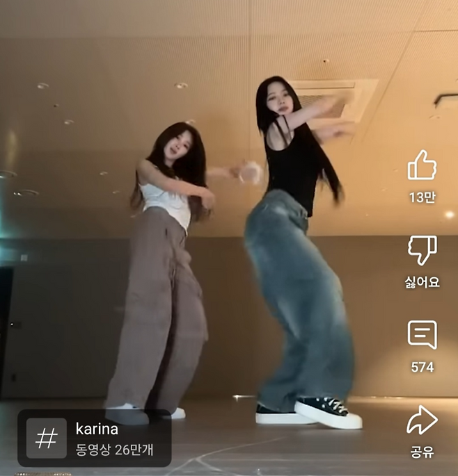 걸그룹 에스파 카리나(오른쪽)가 착용한 도매택 브랜드 OOTJ 데님 바지. [사진=유튜브 캡처화면]