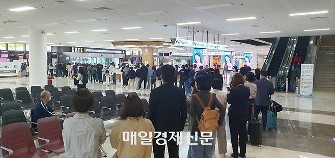 28일 오전 김포공항 국제선 여객터미널 1층에 SK텔레콤 유심 무료 교체 서비스를 받기 위한 대기 줄이 길게 형성돼 있다. 지홍구기자