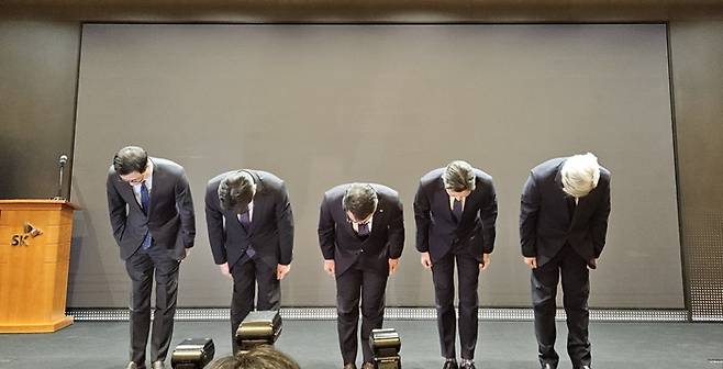유영상 SK 텔레콤 사장(가운데)을 포함한 경영진이 25일 서울 중구 을지로 SK텔레콤 본사 사옥에서 최근 발생한 개인정보 유출 사고에 대해 사과하고 있다. [이가람 기자]