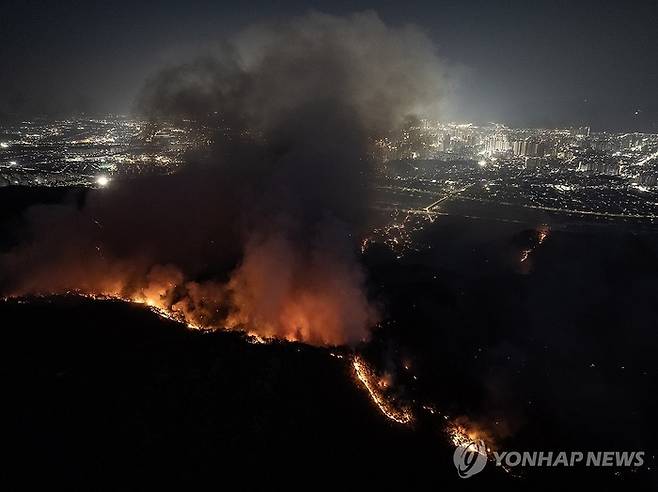 28일 오후 2시 1분께 대구 북구 노곡동 함지산에서 발생한 산불이 야간에도 확산하고 있다. [사진 = 연합뉴스]