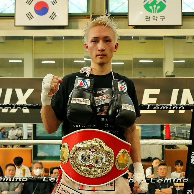 북한 체육 명수 출신 대한민국 권투선수 한양호가 2025년 4월 서울특별시 관악구민종합체육센터에서 국제복싱연맹 슈퍼플라이급 인터내셔널 챔피언 등극 기념 촬영을 하고 있다. 사진=KBM 사단법인 한국복싱커미션