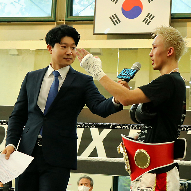 북한 체육 명수 출신 대한민국 권투선수 한양호가 2025년 4월 국제복싱연맹 슈퍼플라이급 인터내셔널 챔피언 인터뷰에서 서울특별시 관악구민종합체육센터 현장 팬들한테 메시지를 전하고 있다. 사진=KBM 사단법인 한국복싱커미션