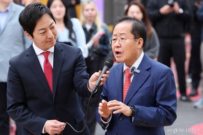 (서울=뉴스1) 신웅수 기자 = 홍준표 국민의힘 대선 경선 후보가 27일 오후 서울 마포구 홍대 레드로드를 찾아 현장 기자간담회를 하고 있다. 2025.4.27/뉴스1  Copyright (C) 뉴스1. All rights reserved. 무단 전재 및 재배포,  AI학습 이용 금지. /사진=(서울=뉴스1) 신웅수 기자