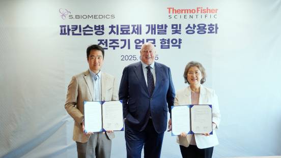 에스바이오메딕스 강세일 대표(왼쪽)와 써모 피셔 사이언티픽 아시아 태평양 및 라틴아메리카 마크 스메들리 부회장(가운데), 써모 피셔 사이언티픽 코리아 석수진 대표(오른쪽)가 파킨슨병 치료제 개발 및 상용화 전주기에 관한 업무협약을 체결한 뒤 기념촬영을 하고 있다. /사진제공=에스바이오메딕스