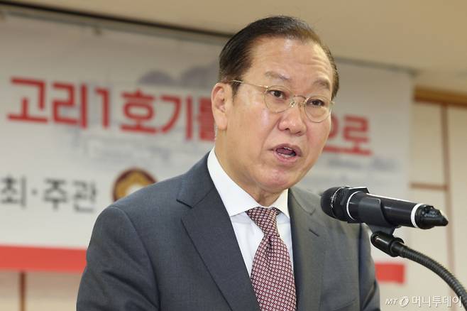 [서울=뉴시스] 권창회 기자 = 권영세 국민의힘 비상대책위원장이 24일 서울 여의도 국회 의원회관에서 열린 대한민국 원전해체산업 육성전략 : 고리1호기를 중심으로 정책토론회에서 인사말을 하고 있다. 2025.04.24. kch0523@newsis.com /사진=권창회