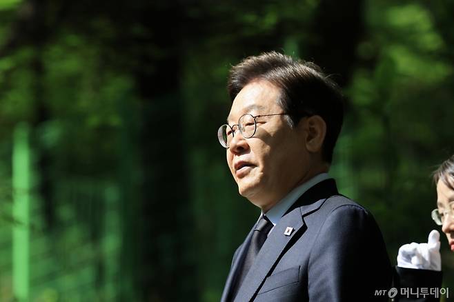 (서울=뉴스1) 이재명 기자 = 이재명 더불어민주당 대선 후보가 28일 서울 동작구 현충원 박정희 전 대통령 묘소를 참배하고 있다. (공동취재) 2025.4.28/뉴스1  Copyright (C) 뉴스1. All rights reserved. 무단 전재 및 재배포,  AI학습 이용 금지. /사진=(서울=뉴스1) 이재명 기자