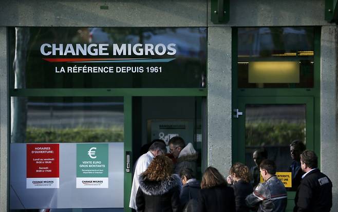 스위스 제네바의 한 환전소 앞에서 환전을 기다리는 이들이 줄지어 있다. /로이터=뉴스1