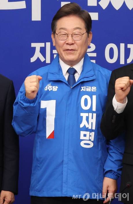 [서울=뉴시스] 조성봉 기자= 이재명 더불어민주당 제21대 대통령 선거 후보가 28일 오전 서울 여의도 국회에서 열린 최고위원회의에서 최고위원들과 기념촬영을 하고 있다. 2025.04.28. suncho21@newsis.com /사진=조성봉