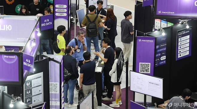 2024년 6월 13일 서울 강남구 코엑스에서 열린 글로벌 스타트업 페어 ‘넥스트라이즈 2024 서울'에서 외국인 관람객들이 부스를 둘러보고 있다.   2019년부터 한국무역협회와 KDB산업은행이 매년 공동 주최하는 넥스트 라이즈는 국내 최대의 스타트업 박람회로 꼽힌다. /사진=뉴스1