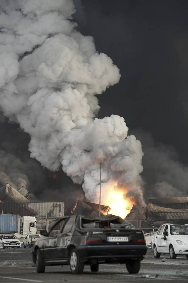 27일 이란 내 대규모 항구 폭발사고가 발생한 호르모즈간주 반다르압바스 시내가 연기로 뒤덮여 있는 가운데 차량들이 심하게 파손된 채 서 있다. AP 뉴시스