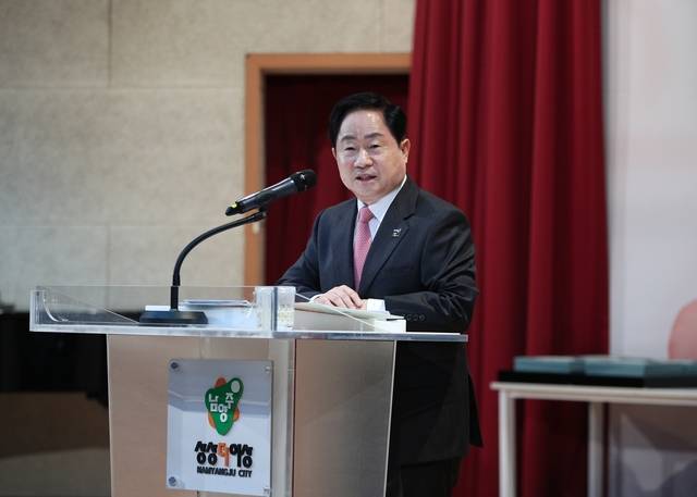 주광덕 남양주시장이 지난 1일 월례조회에서 마석~상봉 셔틀열차 정상 개통 의지를 밝히고 있다. 남양주시 제공