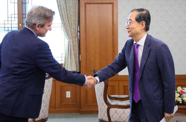 英 언론과 인터뷰 한덕수 대통령 권한대행 국무총리가 지난 22일 영국 시사주간지 ‘더 이코노미스트’와 인터뷰에 앞서 로버트 게스트 부편집장과 악수하고 있다. 연합뉴스