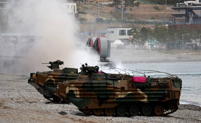 28일 오전 경북 포항시 북구 독석리 해안 일대에서 열린 해군·해병대 25년 전반기 합동상륙훈련 결정적 행동에서 상륙돌격장갑차(KAAV)가 돌격하고 있다. 뉴시스 제공